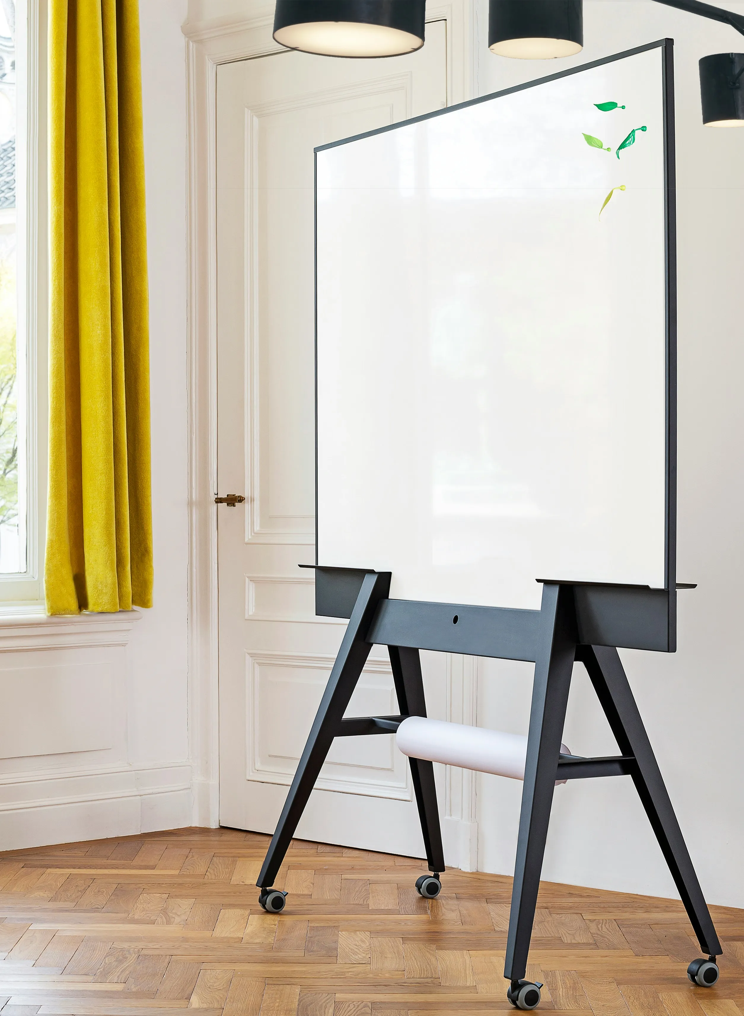 Leeres Whiteboard auf Staffelei in hellem Raum - Entscheidungsmoment zwischen zwei Wegen